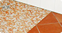 Barrierefreier Duschbereich in Mosaikverlegung und angrenzender Terracottaoptik in Diagonalverlegung
